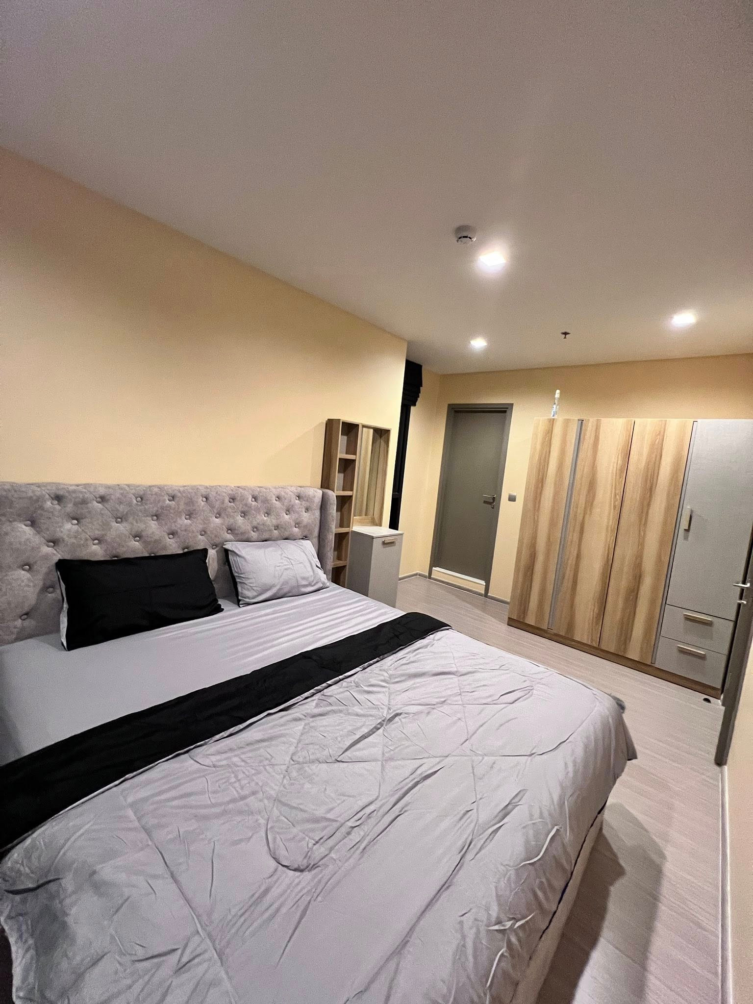 PFD-09130 Condo for rent Life Asoke Hype : Classic luxury, blue carpet, fully furnished. PFD-09130 Condo for rent Life Asoke Hype : Classic luxury, blue carpet, fully furnished.