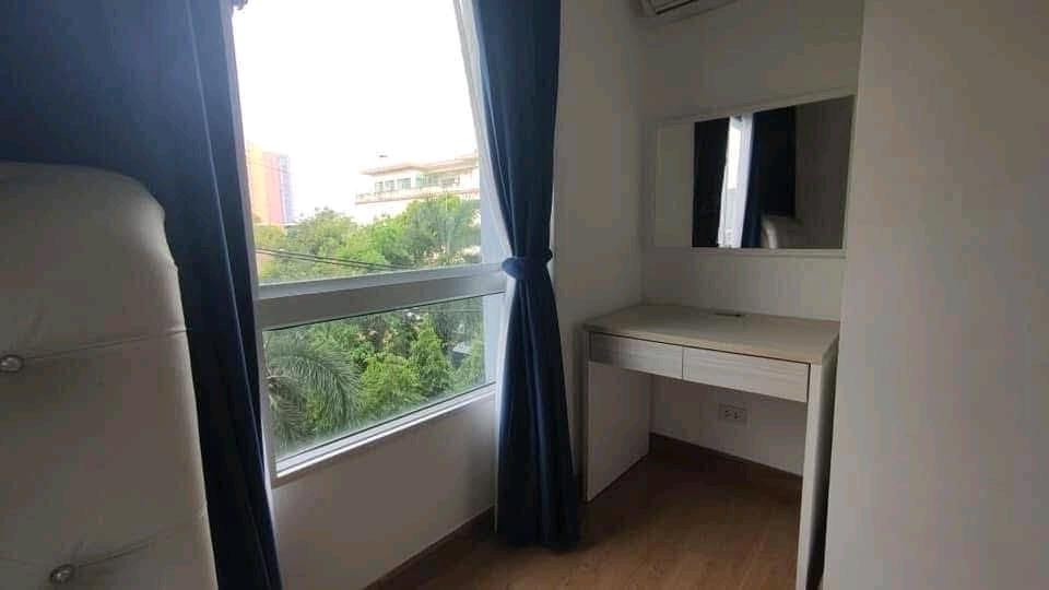 🏢 August Condo Charoenkrung 80 (August Condo Charoenkrung 80) Room type: Studio / 1 bathroom Size: 30 sq m. Rental price: 8,500 baht/month ✨ Highlights: Cheap price, best value in the project, only 8,500 baht/month. Corner room, 4th floor, airy and comfor
