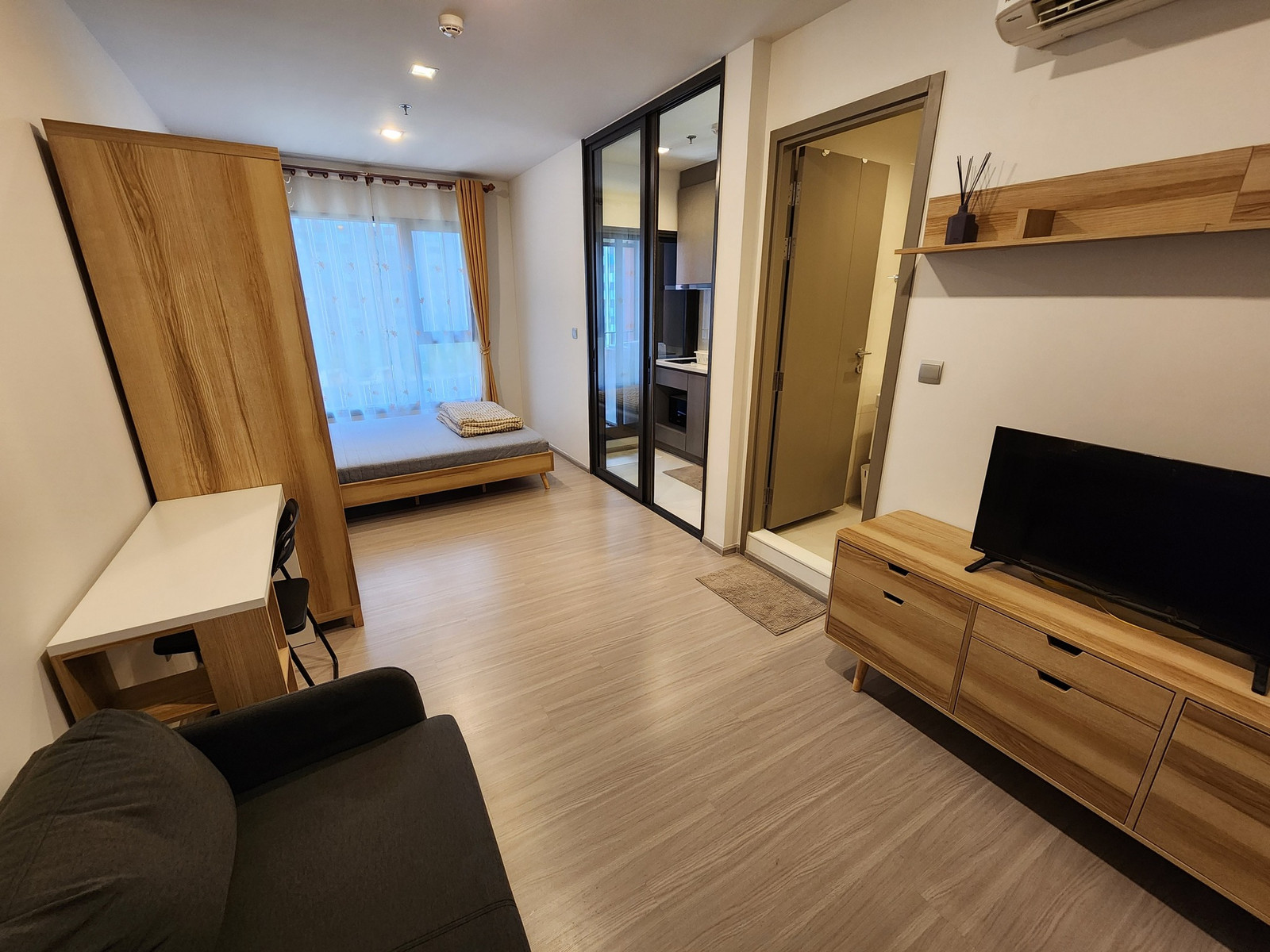 PFD-09129 Condo for rent Life Asoke Hype : Warm-toned, simple, and restful room; fully furnished and ready to move in.