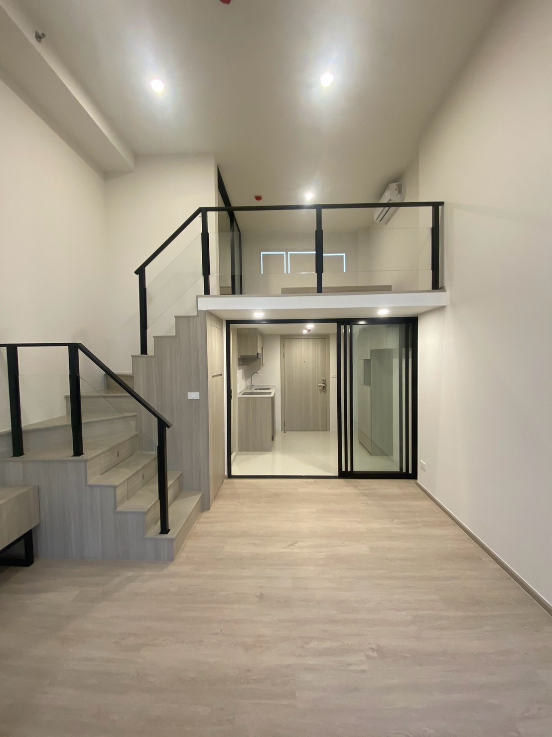 High Ceiling room 27 sq m | River view | Next to BTS 0 meters | Pets allowed High Ceiling room 27 sq m | River view | Next to BTS 0 meters | Pets allowed