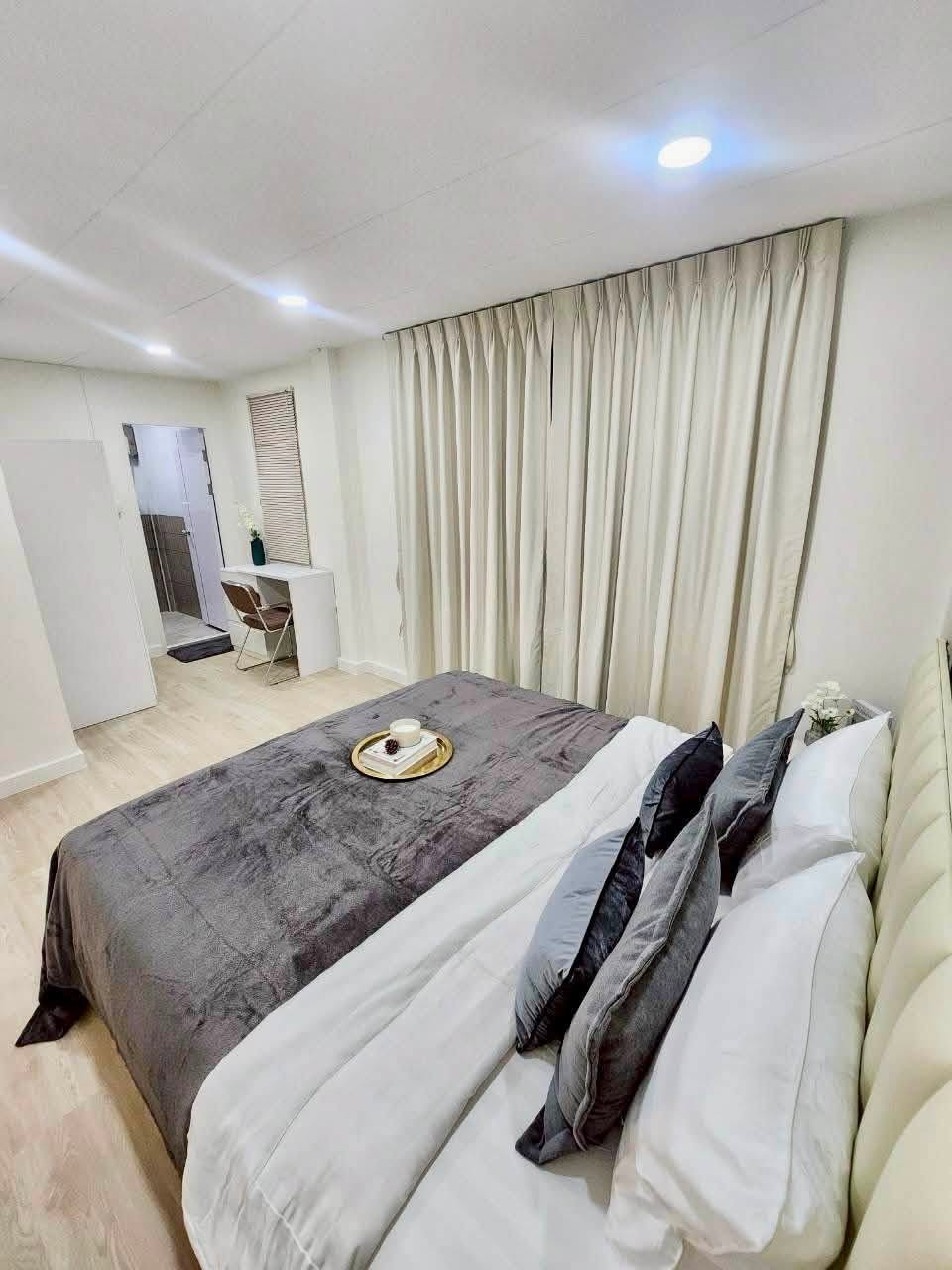 Single house, Huai kwang, Fully furnish, nice decorate, 4b3b, 90k/month, 5min drive to MRT Sutthisarn, BEYC school, SISB school. Single house, Huai kwang, Fully furnish, nice decorate, 4b3b, 90k/month, 5min drive to MRT Sutthisarn, BEYC school, SISB school.