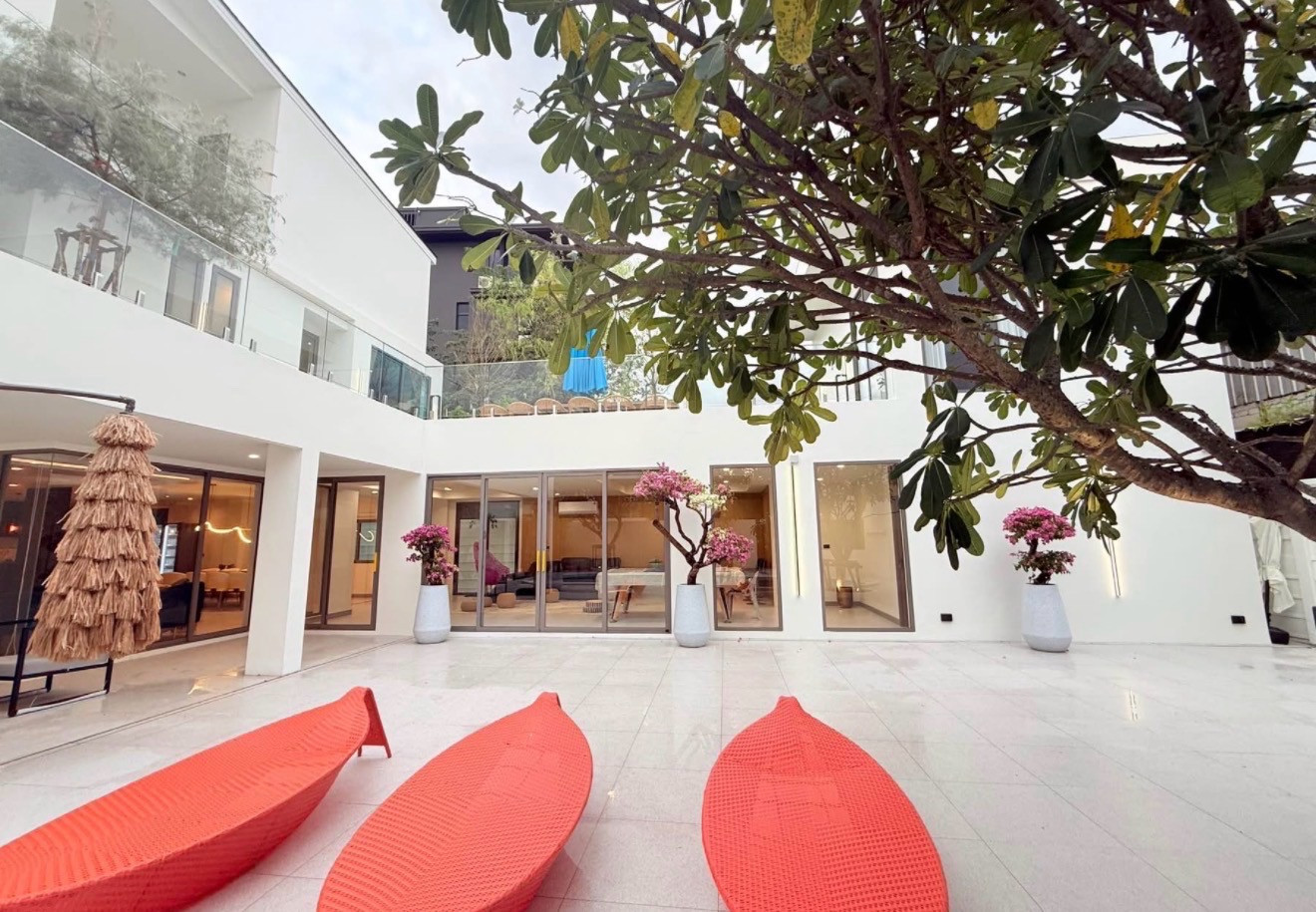 📌Rental : Tropical Luxury Private Pool Villa In Ekamai - Predi , 7 Beds 8 Bath , 2 Maid Room , 1200 sqm , 215 sqw   🔥🔥Rental Price :  750,000 THB / Month🔥🔥   𝗠𝗼𝗿𝗲 𝗜𝗻𝗳𝗼𝗿𝗺𝗮𝘁𝗶𝗼𝗻 𝗙𝗼𝗿 𝗟𝗶𝘃𝗶𝗻𝗴 𝗮𝗻𝗱 𝗜𝗻𝘃𝗲𝘀𝘁𝗺𝗲𝗻𝘁 📱Tel : (+66 – รูปที่ 3