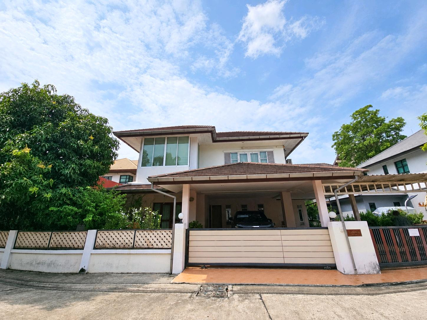 Large detached house for sale, 80 sq m. The Tara by Nirvana (The Tara by Nirvana), 4 bedrooms, 3 bathrooms, 4 parking spaces, additional kitchen inside-outside + separate maid's room, price only 5 million baht. Large detached house for sale, 80 sq m. The Tara by Nirvana (The Tara by Nirvana), 4 bedrooms, 3 bathrooms, 4 parking spaces, additional kitchen inside-outside + separate maid's room, price only 5 million baht.