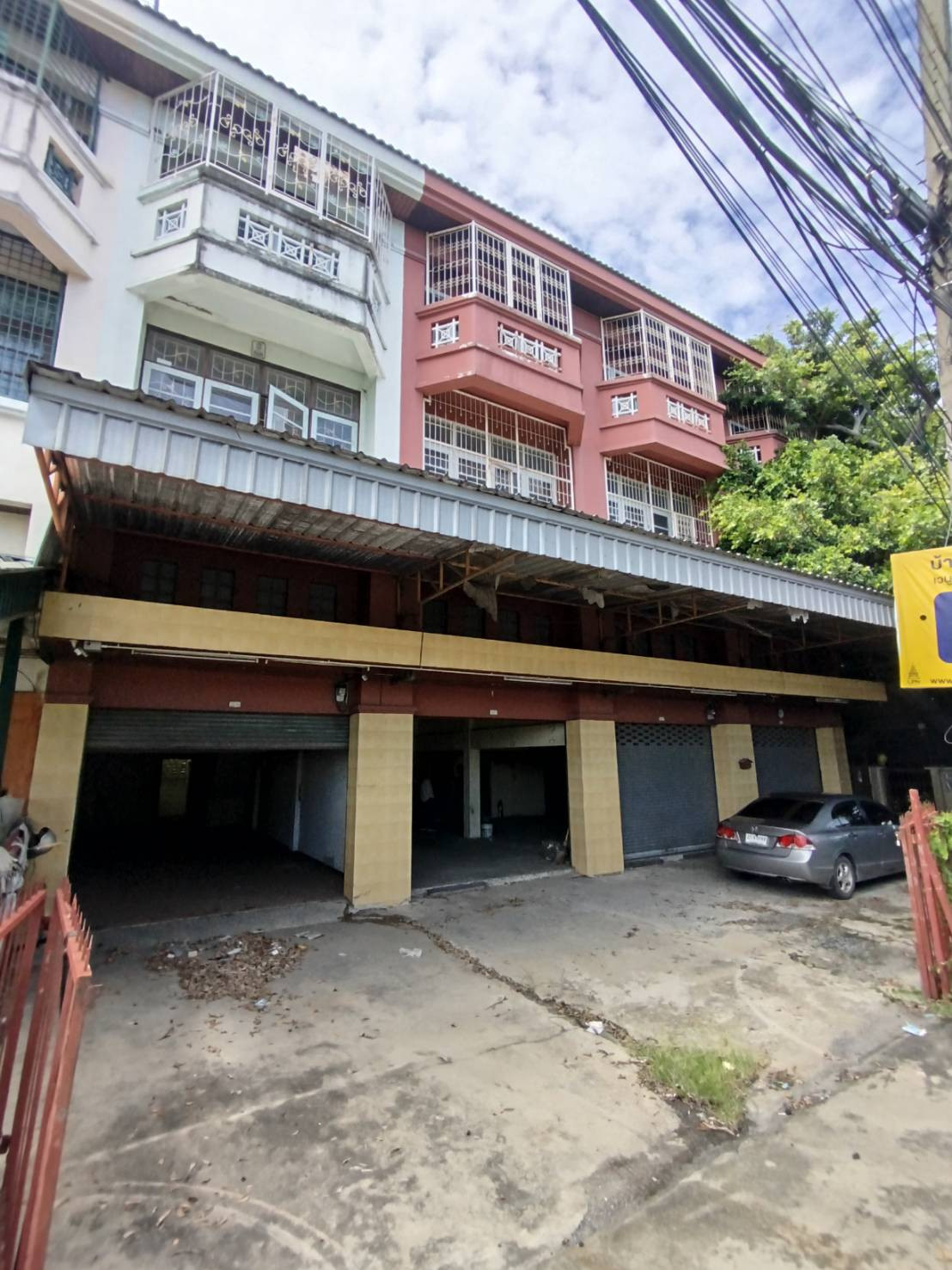 Commercial building for sale, 3 floors, with mezzanine, rooftop, 4 rooms, next to Ban Kluai Road, Sai Noi.