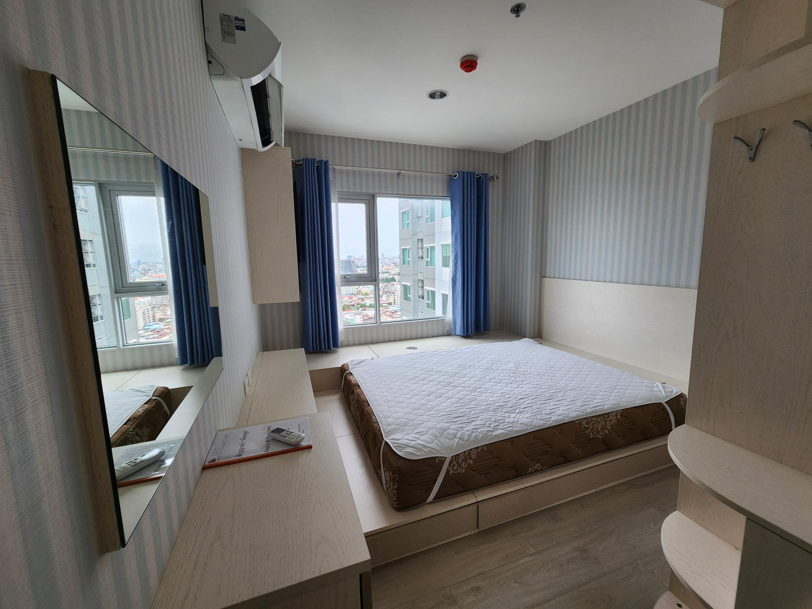 For rent, Aspire Sathorn Thapra, next to BTS Talat Phlu, with furniture + washing machine + 2 air conditioners + room 31 sq m., only 12,000 baht, size 31 sq m, 1 bedroom, 1 bathroom, 25th floor, with furniture, washing machine, cabinet, bed, sofa, air con