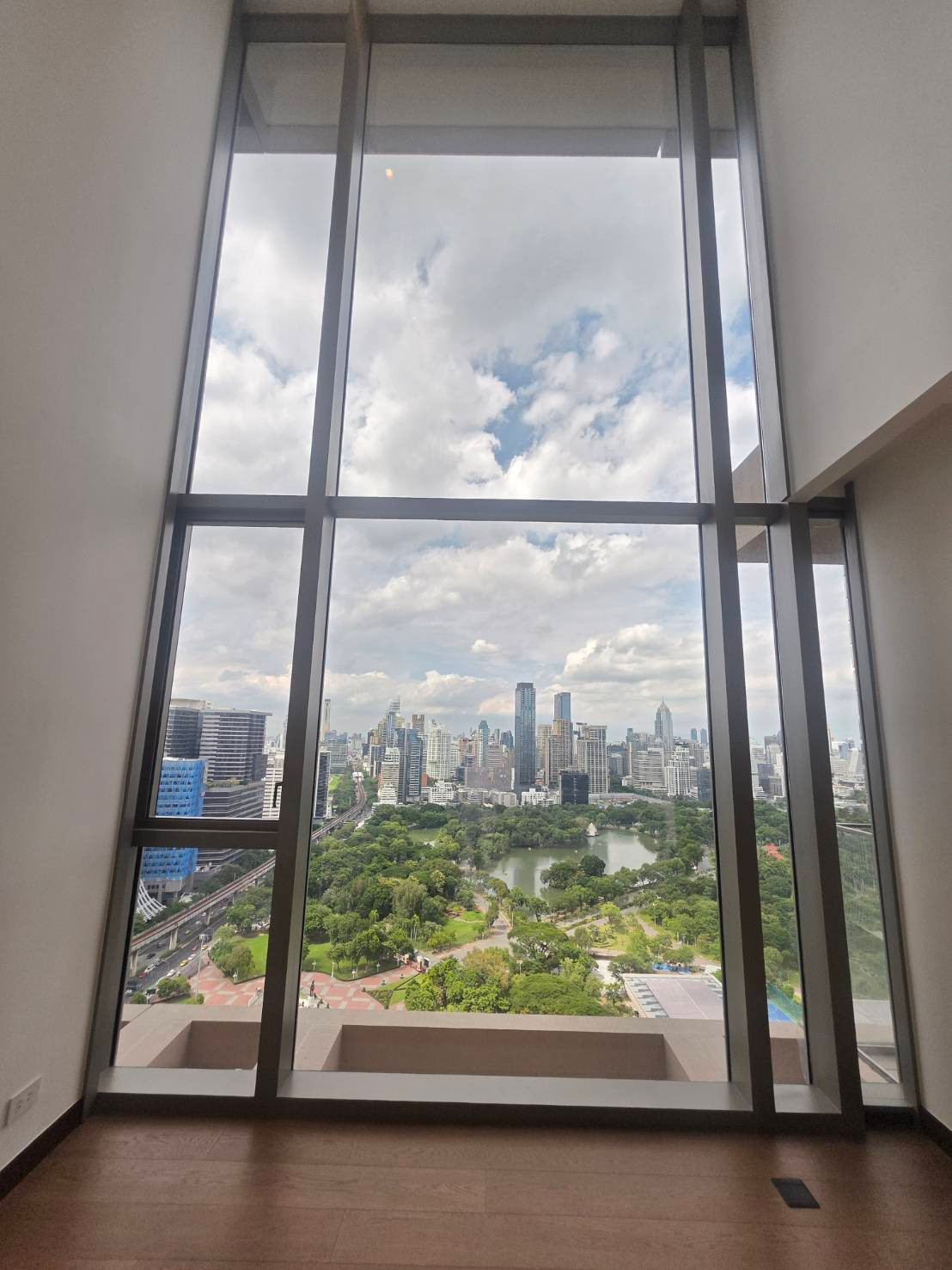 Dusit Parkside: Duplex 1bed 1.5bath 73.94sqm. Full Lumpini view 29,900,000 Am: 0656199198
