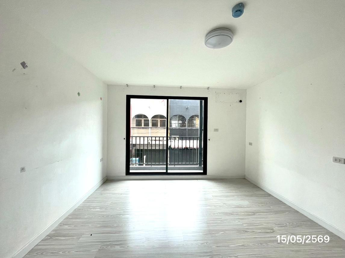Who is looking for a condo with a budget of less than 1 million to live in or to buy and start investing? You must see this room quickly! Who is looking for a condo with a budget of less than 1 million to live in or to buy and start investing? You must see this room quickly!