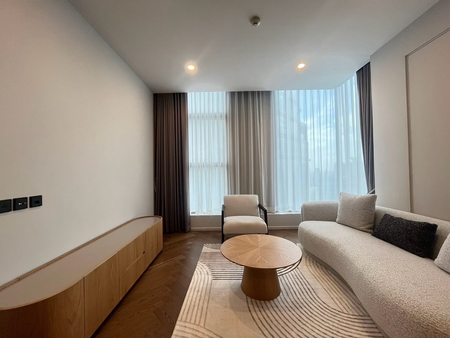 ✨For Rent 🐶🐱 Pet Friendly — The Residences 38 | Luxury Living in Thonglor✨Rent: 80,000 THB / month 🏡 1 Bedroom | 57 sq.m. | Fully Furnished 📞 Contact Aomam (Agent) Tel./Line ID: 0955871692 WhatsApp: +66 95 587 1692 – รูปที่ 4