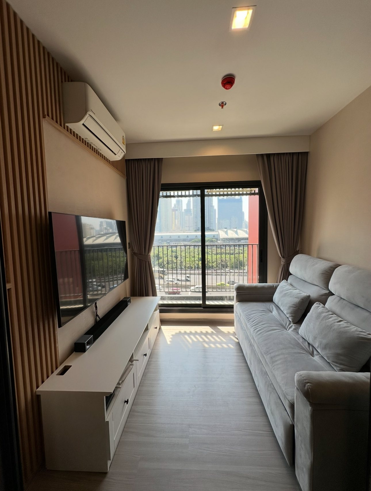 PFD-09123 Fully furnished and designed for complete functionality—simple yet modern. – Life Asoke Hype Condo, Ready for rent !