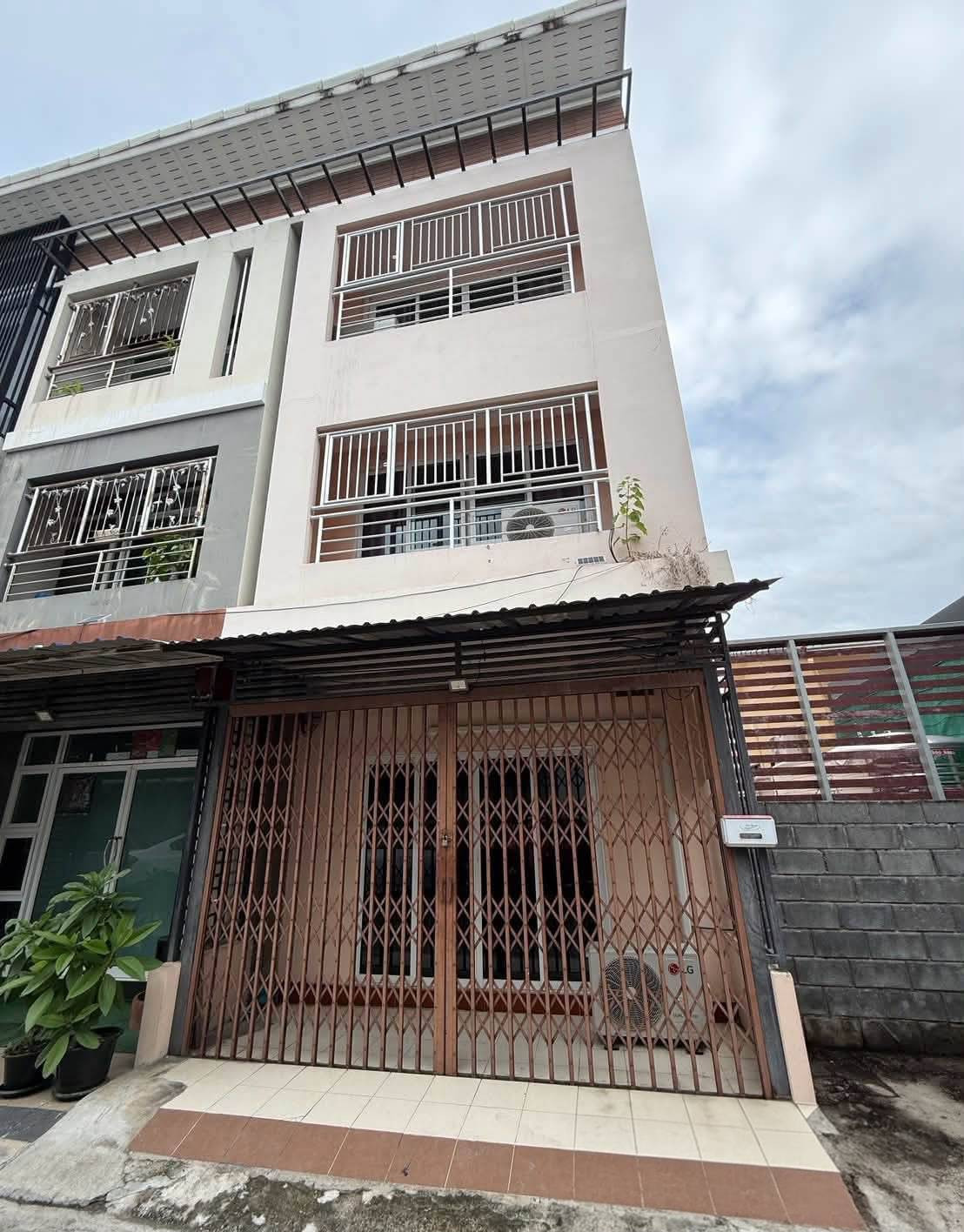 Townhome For Rent  3-Storey Building, Only 450m. from Terminal21 Rama3