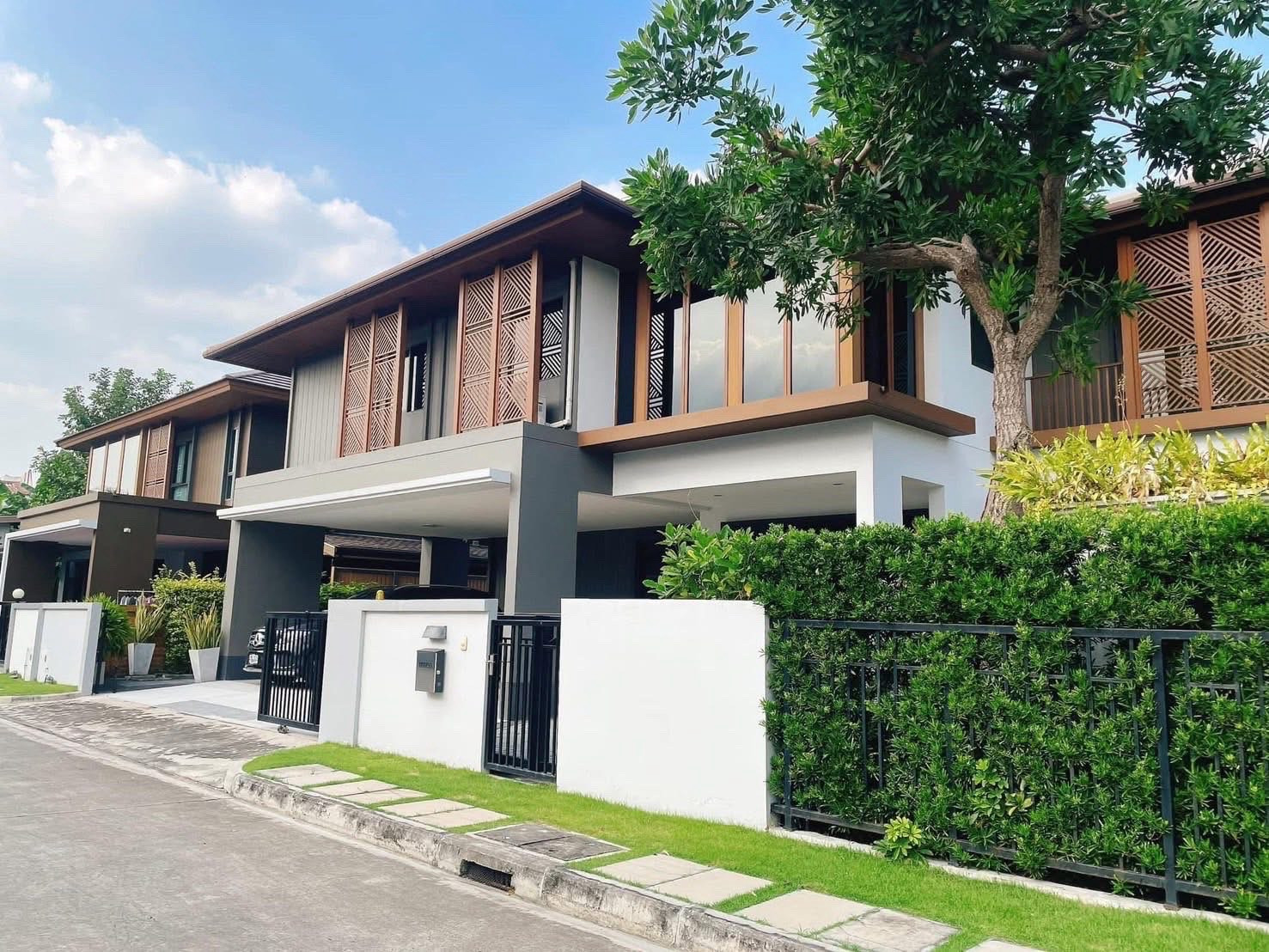 LUXURY HOUSE FOR RENT & SALE | PATTANAKARN – SRINAKARIN – PRAVET | Near Suan Luang Rama IX Park 150K/month LUXURY HOUSE FOR RENT & SALE | PATTANAKARN – SRINAKARIN – PRAVET | Near Suan Luang Rama IX Park 150K/month