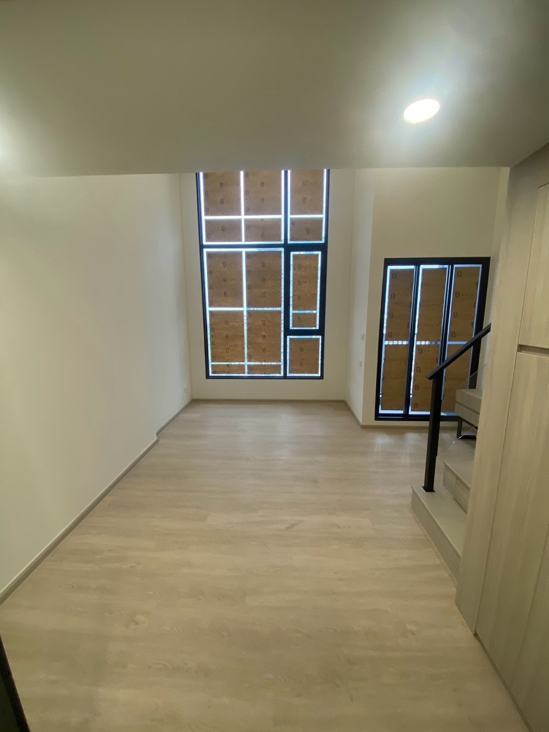 ห้อง High Ceiling 27 ตร.ม. | วิวแม่น้ำ | ติด BTS 0 เมตร | เลี้ยงสัตว์ได้ – รูปที่ 3