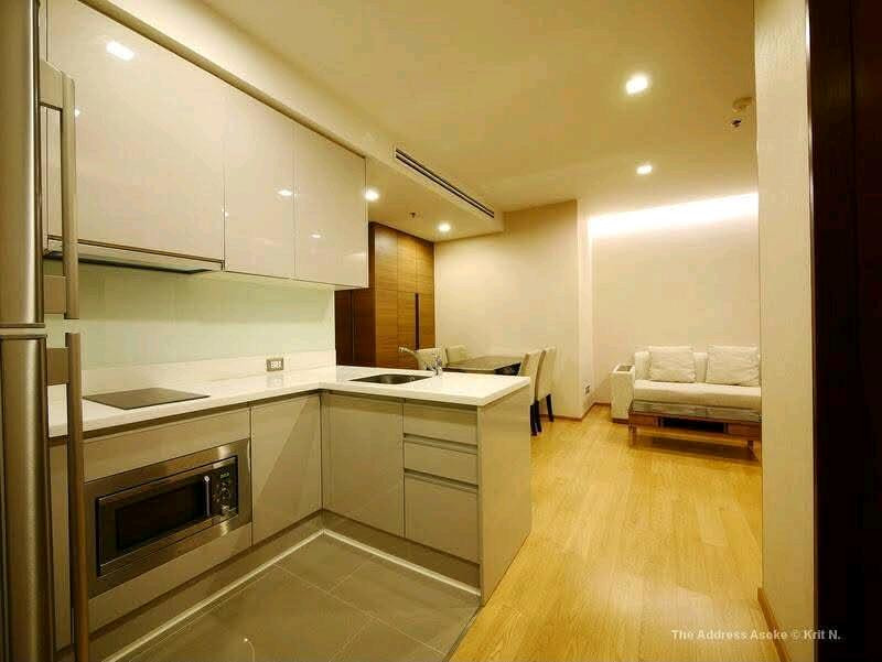 The Address Asoke | ดิ แอดเดรส อโศก ✨ ห้อง 2 ห้องนอน ชั้น 30 วิวสูง ทำเลทอง ใกล้ MRT เพชรบุรี เดินทางสะดวกทั้งเข้าเมืองและสนามบิน  💰 ค่าเช่าเพียง 43,000 บาท/เดือน 📐 ขนาด 65 ตร.ม. 🛏️ 2 ห้องนอน 🛁 2 ห้องน้ำ 🏢 ชั้น 30 🚗 มีที่จอดรถ 🛋️ ห้องพร้อมเฟอร์นิเจ – รูปที่ 3