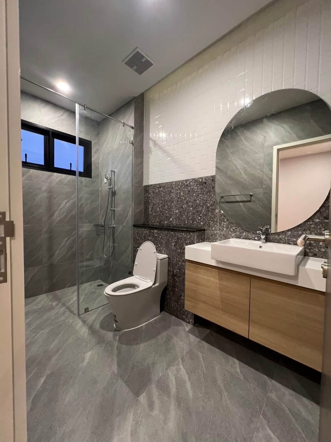 📌Rental : Show Unit Luxury House In Onnut , 4 Beds 4 Bath , 587 sqm , 106 sqw   🔥🔥Rental price : 250,000 THB / Month🔥🔥   𝗠𝗼𝗿𝗲 𝗜𝗻𝗳𝗼𝗿𝗺𝗮𝘁𝗶𝗼𝗻 𝗙𝗼𝗿 𝗟𝗶𝘃𝗶𝗻𝗴 𝗮𝗻𝗱 𝗜𝗻𝘃𝗲𝘀𝘁𝗺𝗲𝗻𝘁 📱Tel : (+66) 061-9979915 / Kat 📱WhatsApp : + 66 – รูปที่ 4
