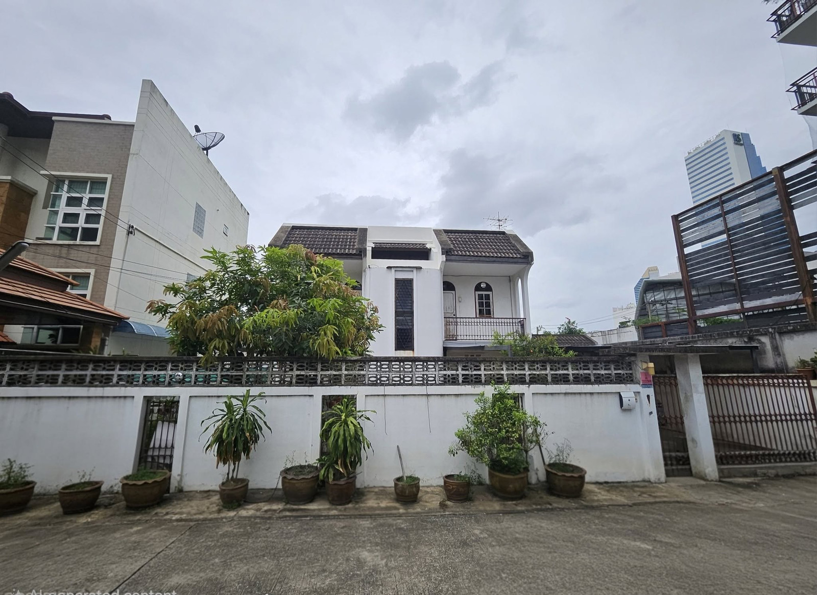 🔥 [For Sale] Land with a 2-story detached house, prime location in the heart of New CBD, Ratchada Soi 3 - Rama 9 🔥 ​rare item, detached house, city location Corner plot for peace and privacy in a spacious area*
