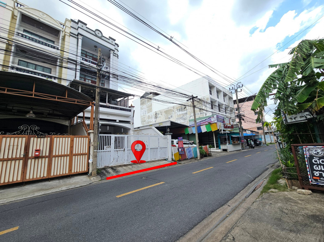 Four-story townhome for sale with rooftop access, large plot of land, located on Ratchada Soi 36, near Lotus Wang Hin. Size: 38 sq.wa. Four-story townhome for sale with rooftop access, large plot of land, located on Ratchada Soi 36, near Lotus Wang Hin. Size: 38 sq.wa.