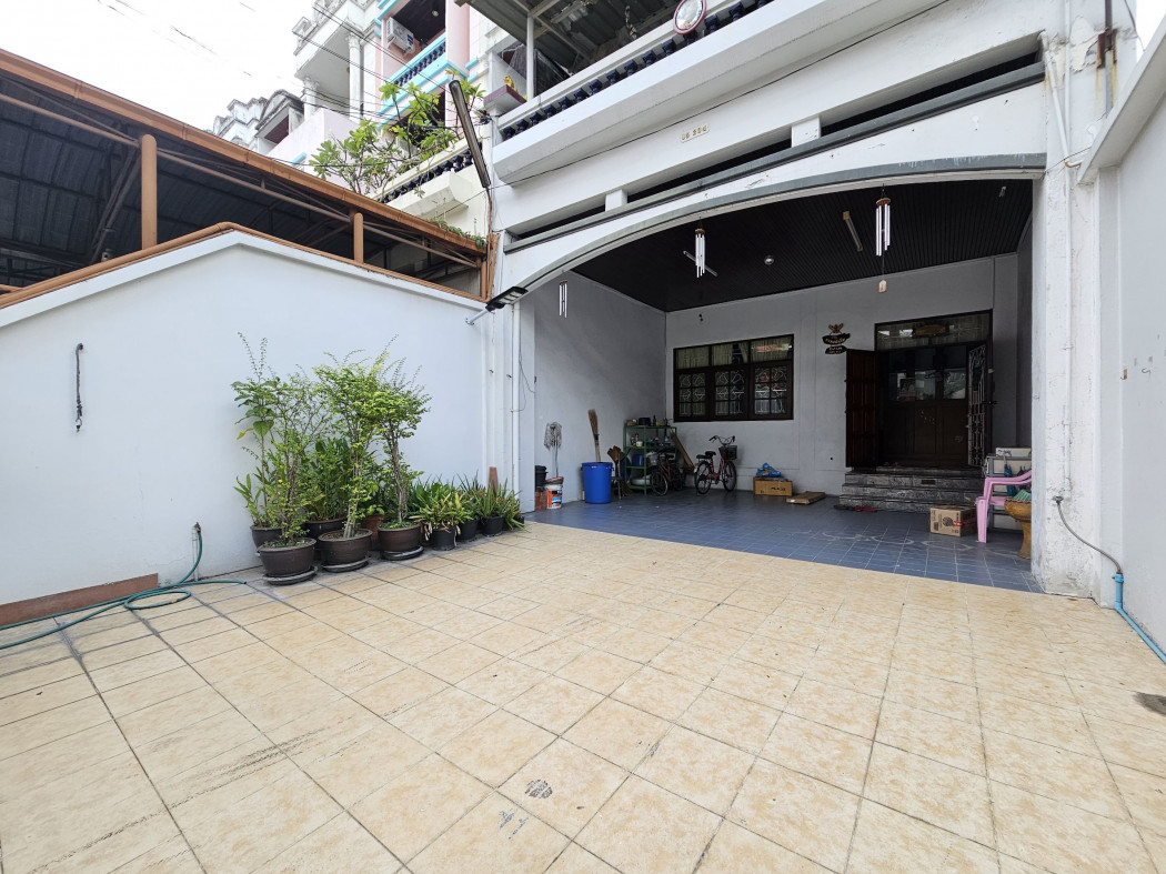 ขายทาวน์โฮม 4 ชั้น ซอยรัชดา 36 มีดาดฟ้า พื้นที่เยอะ ใกล้ถนนใหญ่รัชดาภิเษก ขนาด 38 วา จอดรถในบ้านได้ 2 คัน – รูปที่ 3