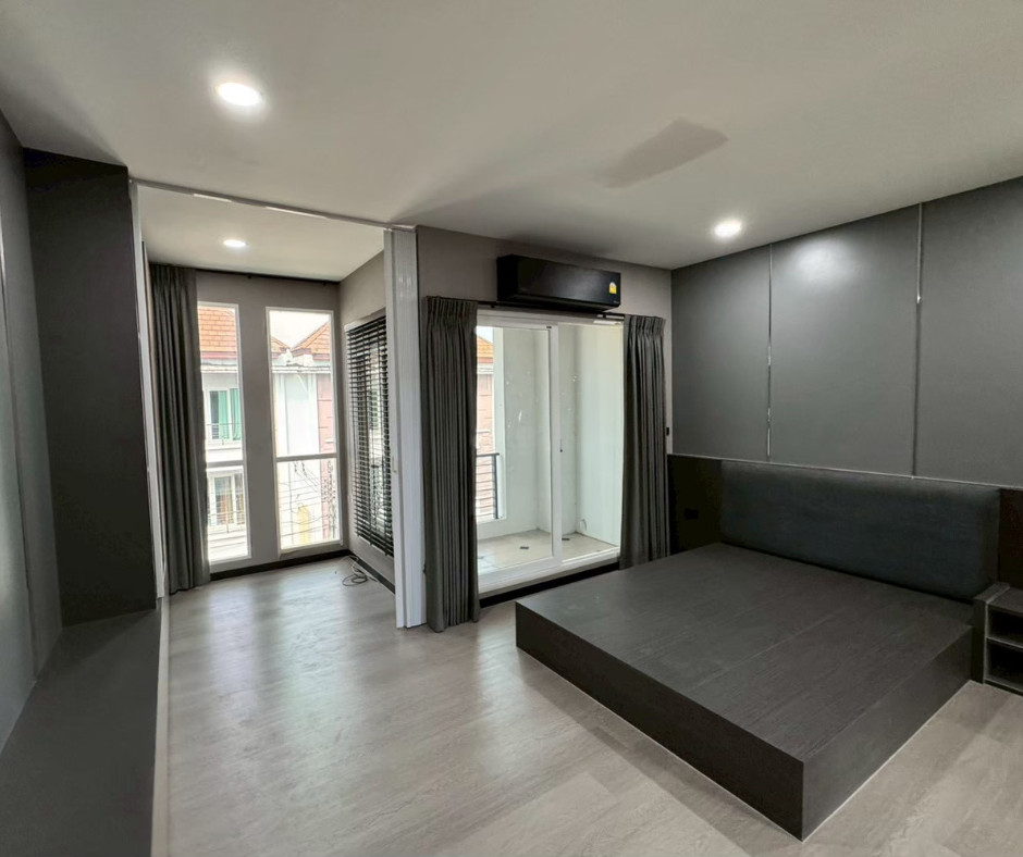 🏡✨ For rent: renovated corner townhome, fully built-in, near French International School
