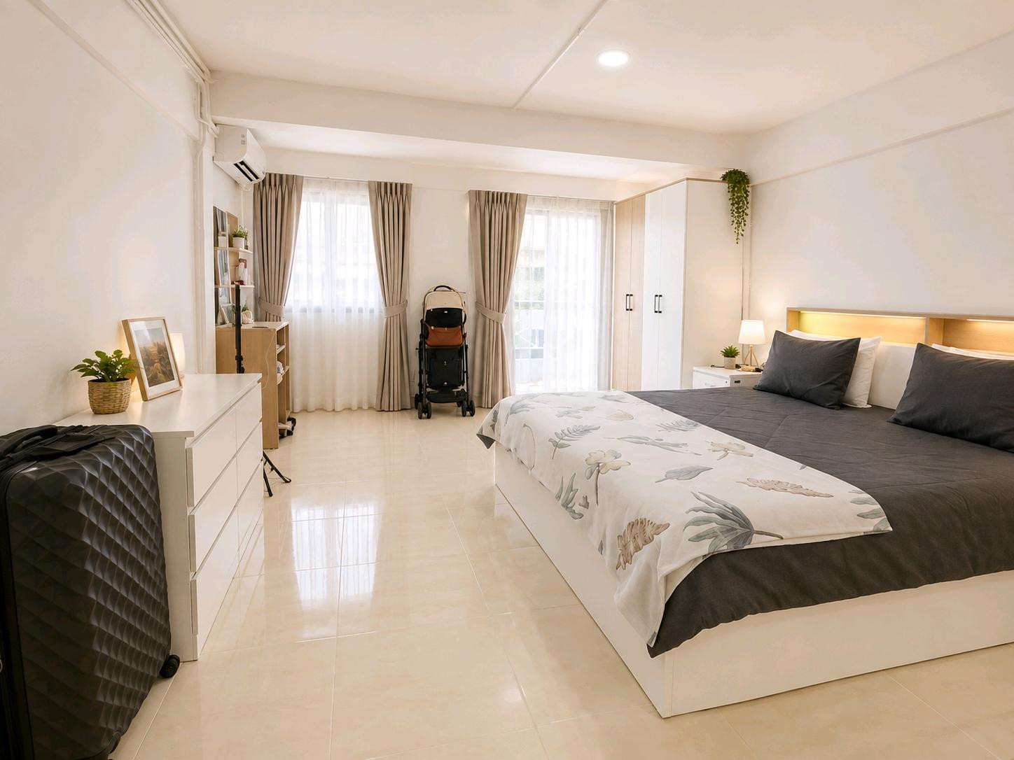 For sale and rent, 3-story house, 4 bedrooms, near The Walk Kaset Nawamin shopping center. Fully furnished, new condition