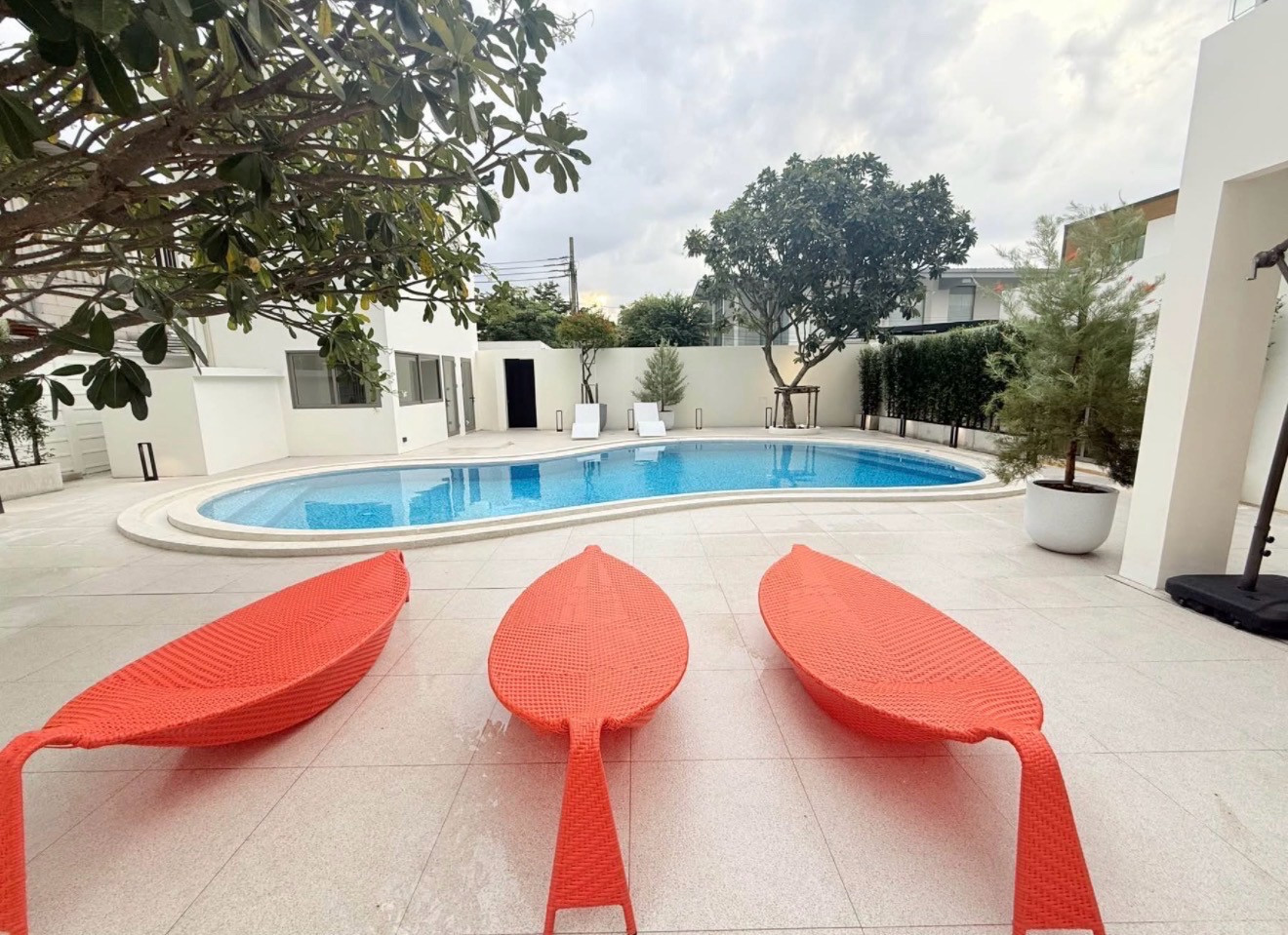 📌Rental : Tropical Luxury Private Pool Villa In Ekamai - Predi , 7 Beds 8 Bath , 2 Maid Room , 1200 sqm , 215 sqw   🔥🔥Rental Price :  750,000 THB / Month🔥🔥   𝗠𝗼𝗿𝗲 𝗜𝗻𝗳𝗼𝗿𝗺𝗮𝘁𝗶𝗼𝗻 𝗙𝗼𝗿 𝗟𝗶𝘃𝗶𝗻𝗴 𝗮𝗻𝗱 𝗜𝗻𝘃𝗲𝘀𝘁𝗺𝗲𝗻𝘁 📱Tel : (+66 – รูปที่ 2