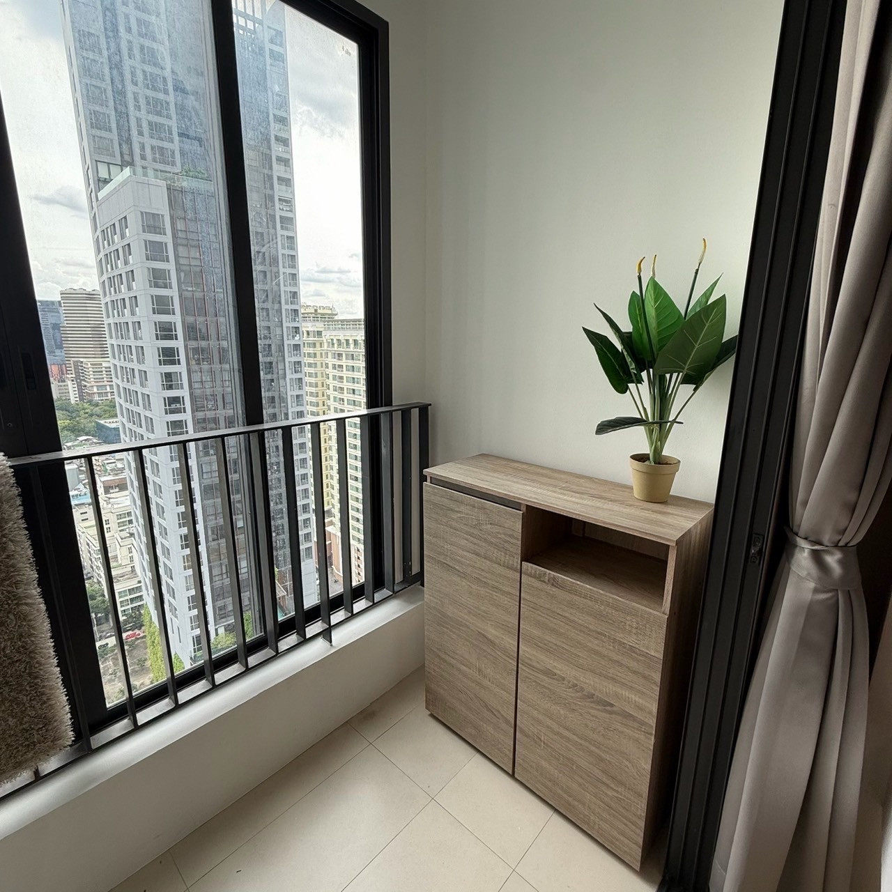 For Rent!! Ideo Q Ratchathewi  Rent Price!! 20,000฿ per month❤️‍🔥 1 Bedroom 1 Bathroom size 34 sq.m. Contract  Aomam (agent) Tel./Line id : 0955871692 WhatsApp : +66 95 587 1692 – รูปที่ 3