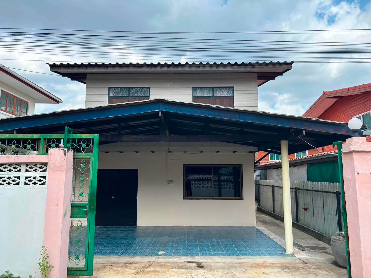 For rent, newly renovated detached house Along Phasi Charoen Canal, North side, Soi 13, 2 floors, 50 sq m, 4 bedrooms, 2 bathrooms, 12000 baht.