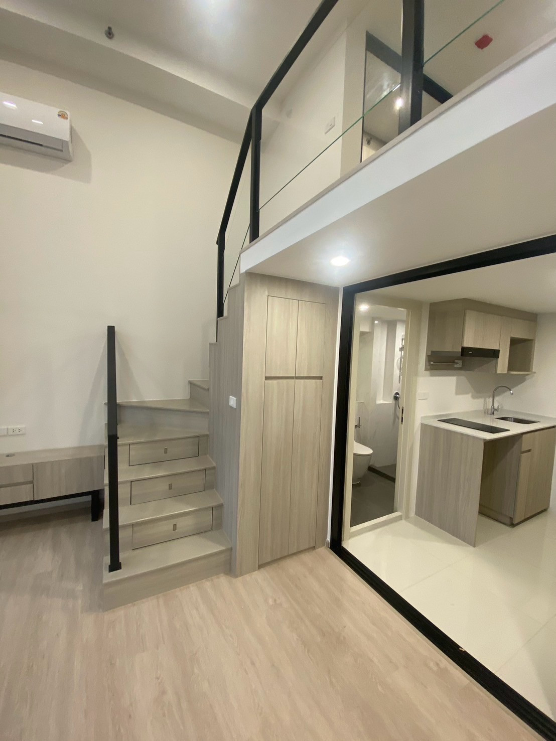 ห้อง High Ceiling 27 ตร.ม. | วิวแม่น้ำ | ติด BTS 0 เมตร | เลี้ยงสัตว์ได้ – รูปที่ 4