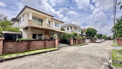 Casa Ville village for sale, area 60 sq m, Ramkhamhaeng-Wongwaen, Soi Mistine, 3 bedrooms, 3 bathrooms, house ready to move in, convenient travel, good location.