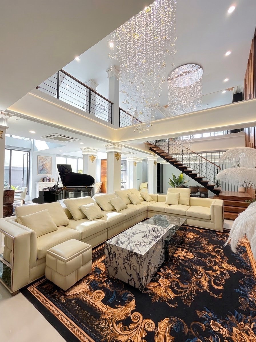 【บ้านหรูสไตล์ Old Money ย่านสุขุมวิท 71 — บ้านเดี่ยว 3 ชั้นพร้อมสระว่ายน้ำส่วนตัว และกำแพงสูง 6 เมตร】 