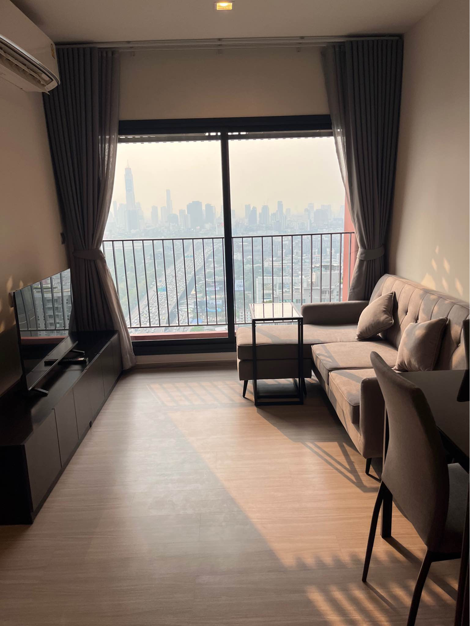 PFD-09124 Condo for rent Life Asoke Hype : Unit with a beautiful view and a great location; fully furnished and ready to move in.