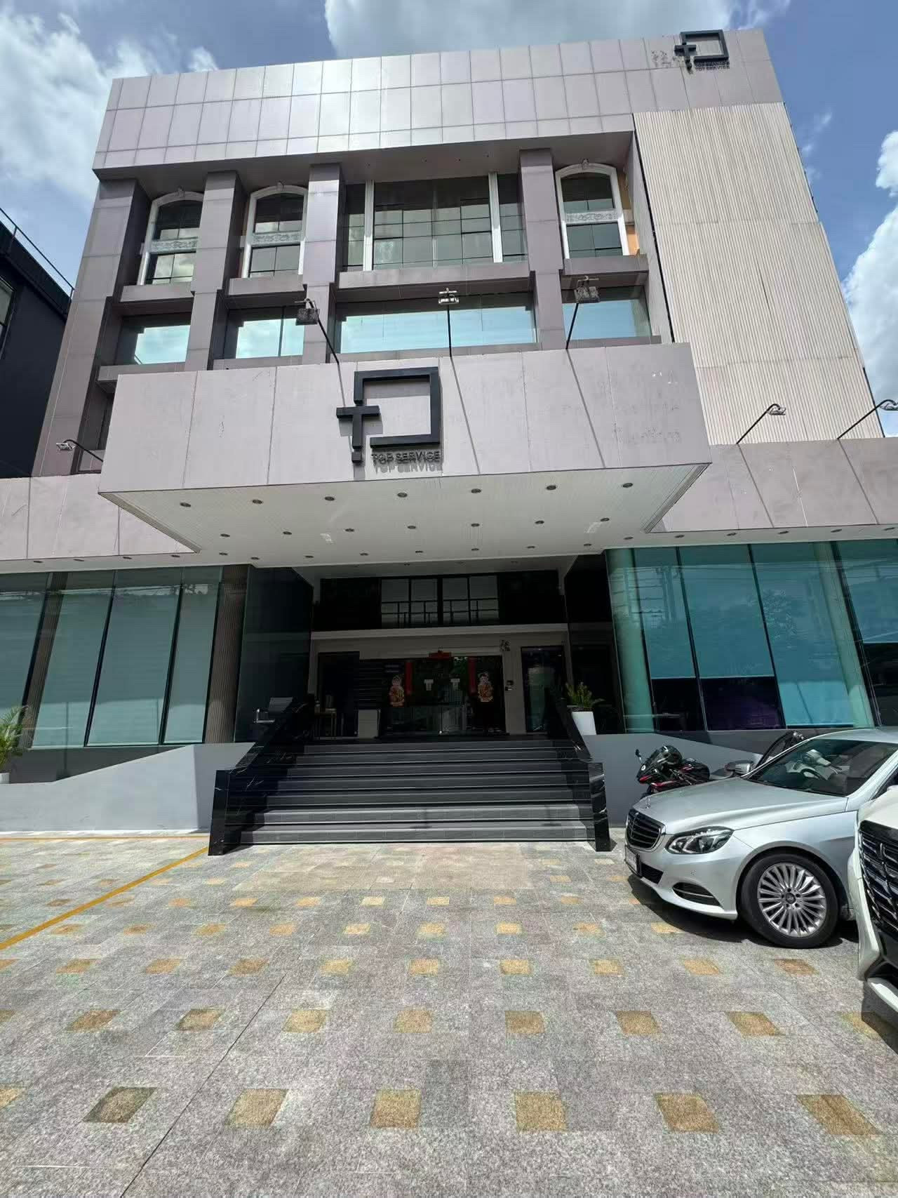 📌 ปล่อยเช่า : Stand Alone Building ใจกลางรัชดา , ใกล้ MRT สุทธิสาร , 9 ชั้น , 1200 ตรม , 12 ที่จอด สามารถทำ • Wellness Center / Office / Clinic etc 📌 Rental : Stand Alone Building In Ratchada , close to MRT Suthisarn , 9 Storeys , 1200 sqm , 12 Pa 📌 ปล่อยเช่า : Stand Alone Building ใจกลางรัชดา , ใกล้ MRT สุทธิสาร , 9 ชั้น , 1200 ตรม , 12 ที่จอด สามารถทำ • Wellness Center / Office / Clinic etc 📌 Rental : Stand Alone Building In Ratchada , close to MRT Suthisarn , 9 Storeys , 1200 sqm , 12 Pa