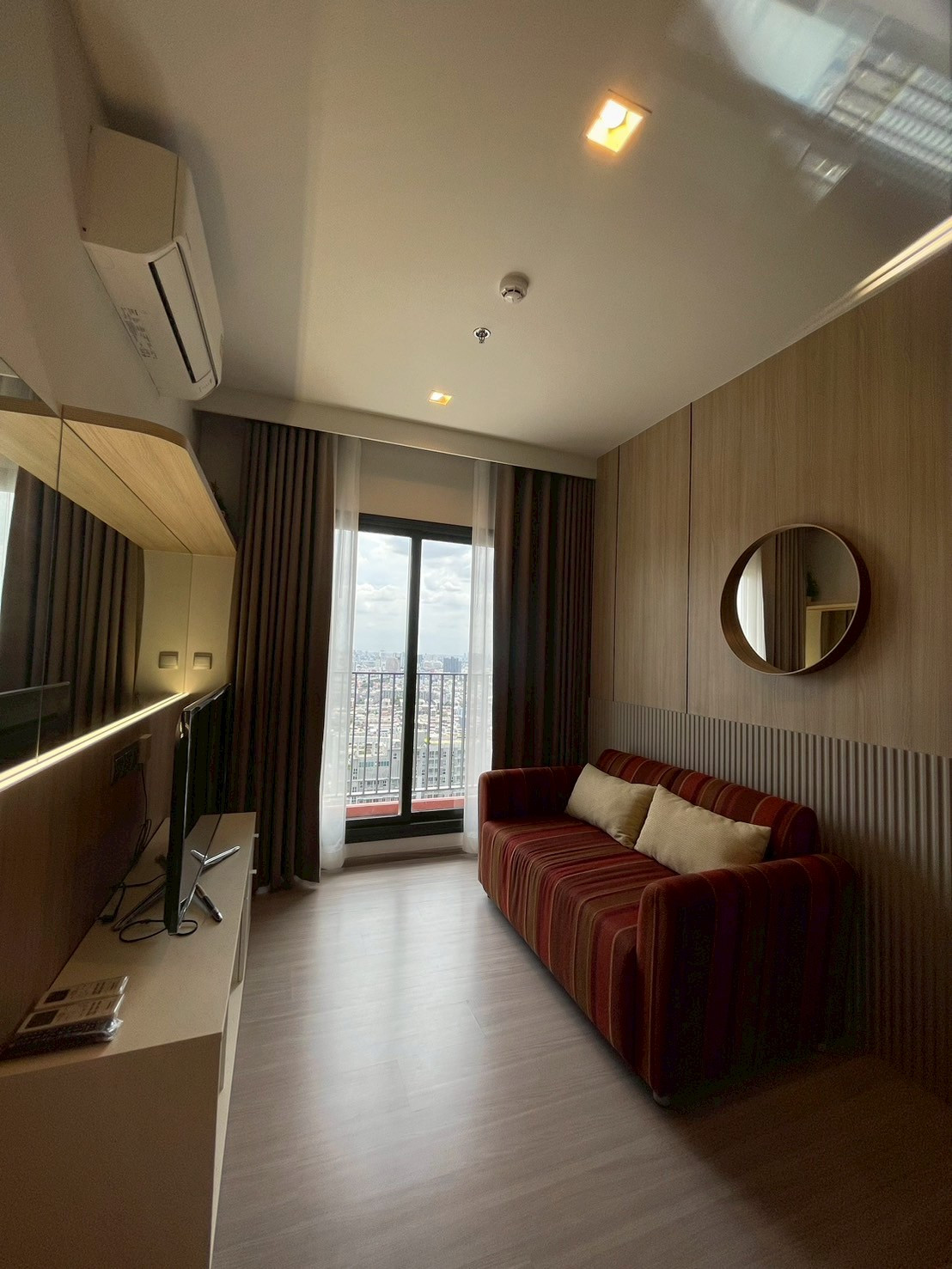 PFD-09135 Condo for rent Life Asoke Hype : Beautiful, unobstructed view; the atmosphere feels like a private cinema.