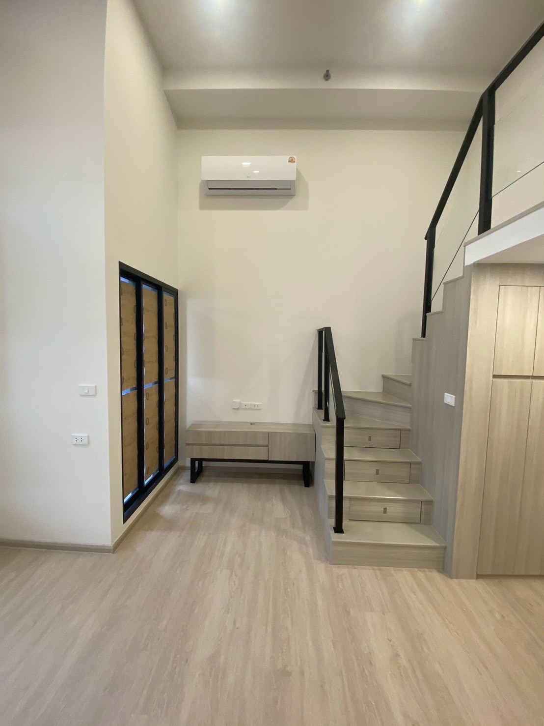 ห้อง High Ceiling 27 ตร.ม. | วิวแม่น้ำ | ติด BTS 0 เมตร | เลี้ยงสัตว์ได้ – รูปที่ 2