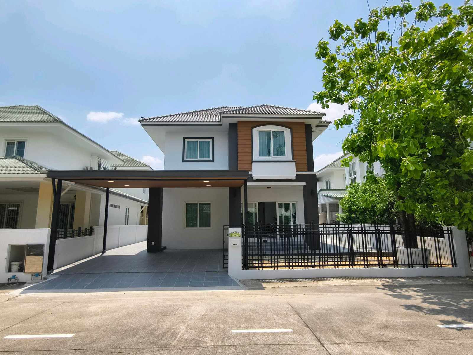 ขายบ้านแปลงริมสเปซกว้าง บ้านสวนร่มเกล้า 50 ตร.ว. 4 นอน 2 น้ำ ปูกระเบื้องรอบบ้าน 2 จอดรถพร้อมหลังคา ทำเลสุวรรณภูมิ-ร่มเกล้า