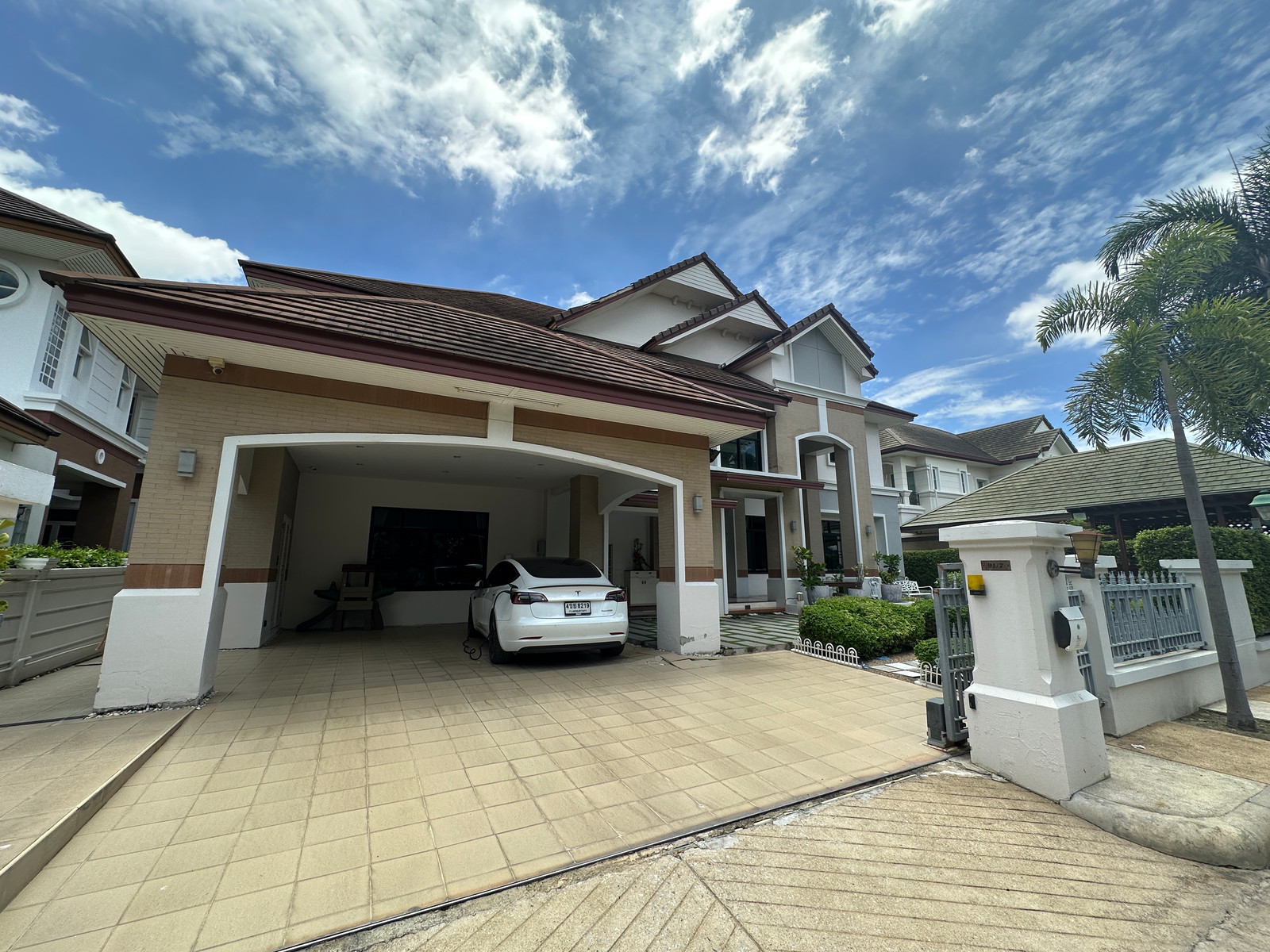House for sale in a village next to the Rama 2 expressway, near 2 markets.