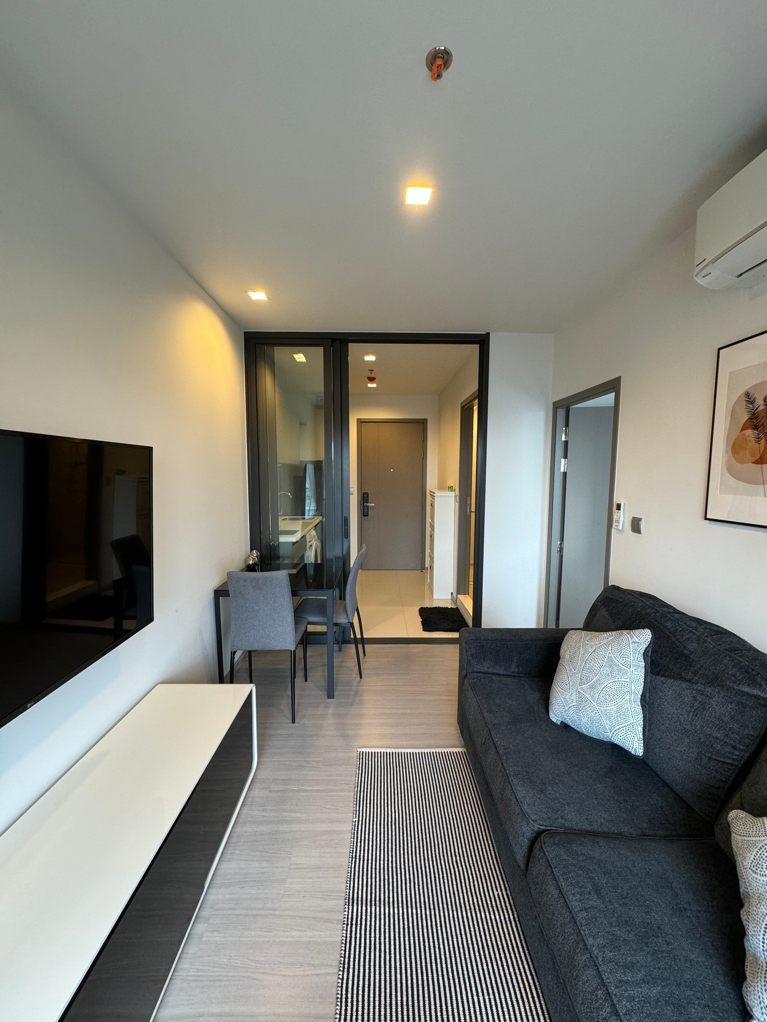 PFD-09131 Condo for rent Life Asoke Hype : Beautiful, bright unit; fully furnished with a sleek, elegant style—ready to move in.