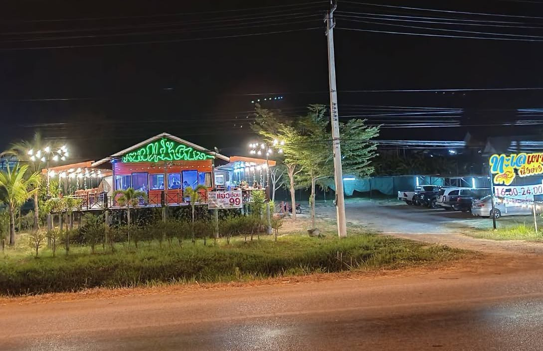 Restaurant for rent Next to the road route Phitsanulok-Khao Kho-Phu Thap Buek in Wang Thong with shop structure that can be demolished. Restaurant for rent Next to the road route Phitsanulok-Khao Kho-Phu Thap Buek in Wang Thong with shop structure that can be demolished.
