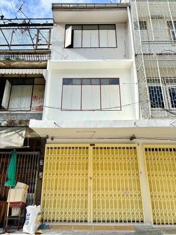 Khlong Thom, Yaowarat, Bamrungmuang, commercial building, 3 floors, 4 bedrooms, 2 bathrooms, near Thonburi Bamrungmuang Hospital, 450 m. Khlong Thom, total area 105 sq m., suitable for living, making an office.