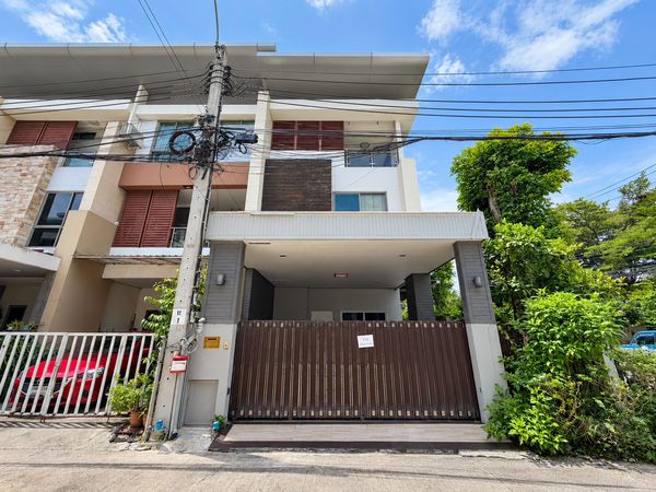 🔥 ทาวน์โฮม 3 ชั้น “หลังมุม” พื้นที่ใช้สอย 230 ตร.ม. เพียง 5.5 ล้านบาท! 🔥 ภัทร โมทาวน์