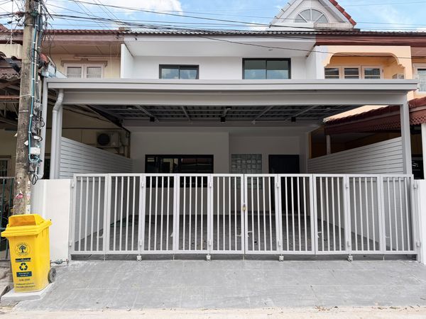 Semi-detached house for sale (Suetrong Village Rattanathibet) Beautiful house, completely renovated. Next to the main road Rattanathibet Near Sai Ma BTS station
