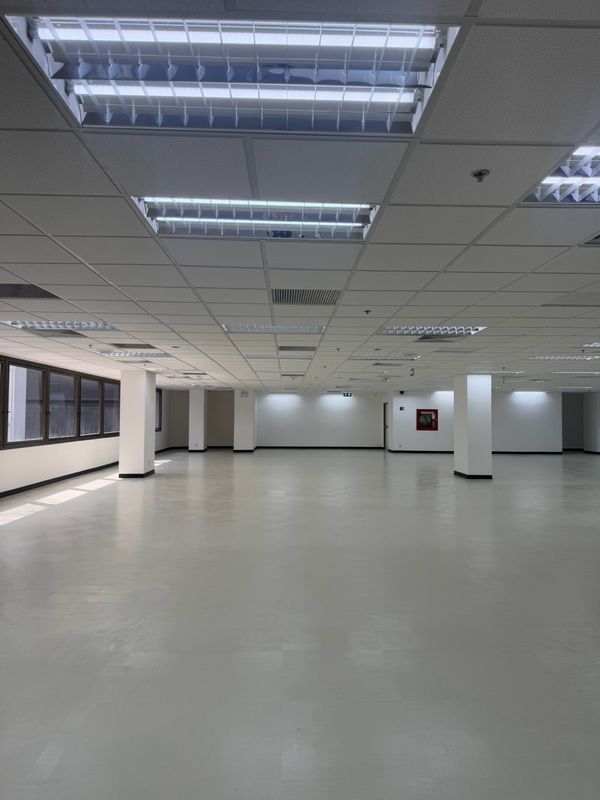 Rent office space near MRT Phetchaburi; air-conditioning electricity costs included.
