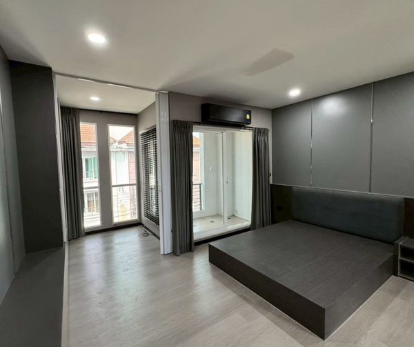 🏡✨ ให้เช่าทาวน์โฮมหลังมุม รีโนเวทใหม่ Built-in ทั้งหลัง ใกล้ ร.ร.นานาชาติฝรั่งเศส กรุงเทพ