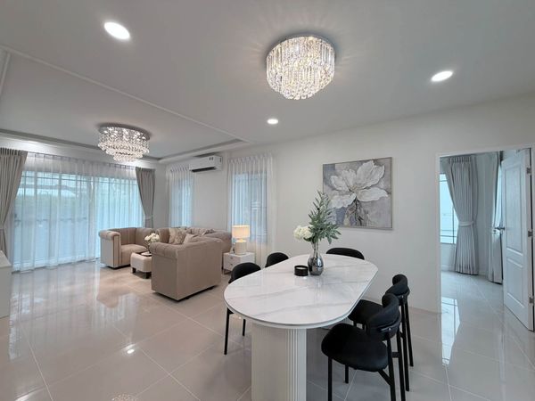 For rent, luxury detached house, Manthana 2, On Nut-Wongwaen, beautiful house, large size, lots of usable space.