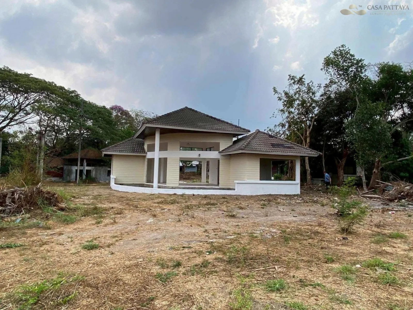Loss Sale! Single House in Pattaya Country Club with Large Plot Loss Sale! Single House in Pattaya Country Club with Large Plot