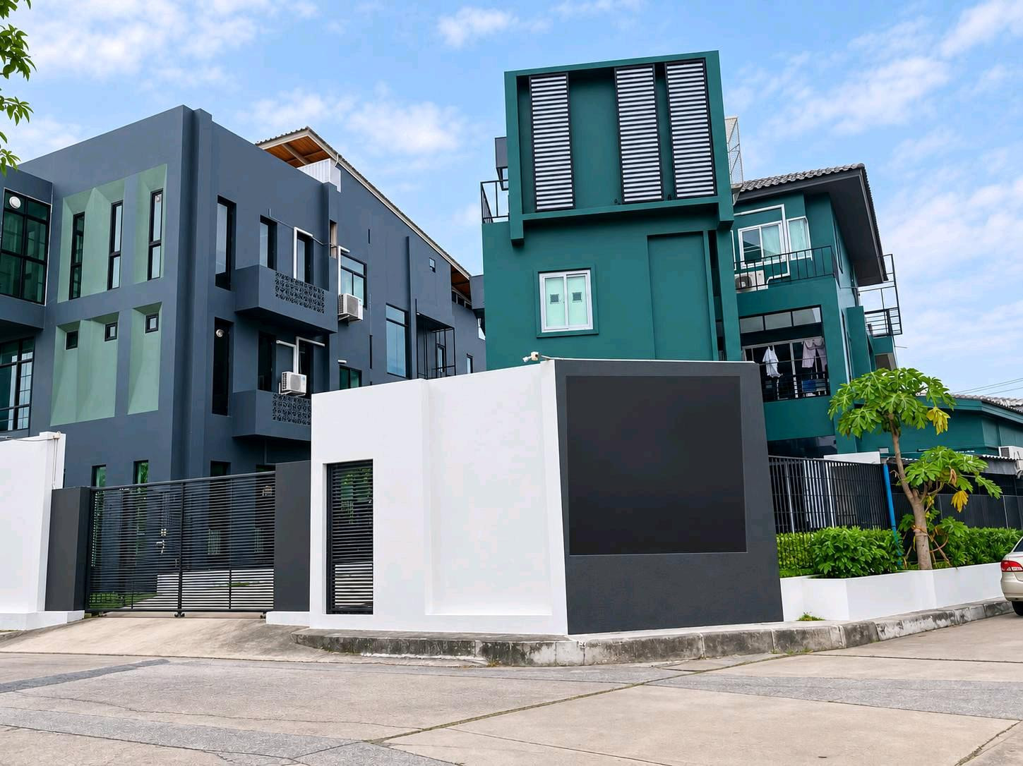 ขายอาคารสำนักงานพร้อมบ้านอีก 2 หลัง ขายอาคารสำนักงานพร้อมบ้านอีก 2 หลัง