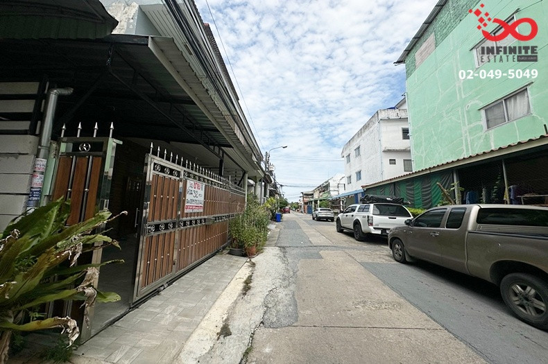 Townhouse for sale, 2.5 floors, 32 sq m, Chom Duean Village 3, Soi On Nut 59/1, Sukhumvit 77, has a mezzanine + rooftop.