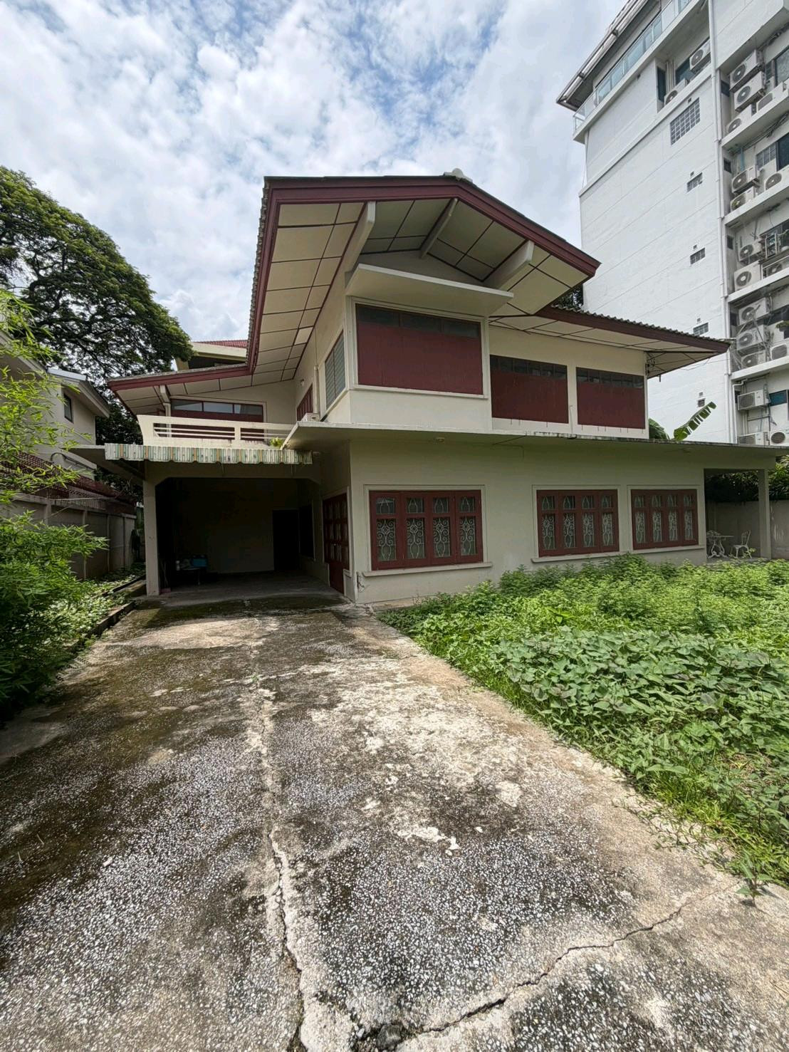 Single house for rent, Soi Sukhumvit 31, can do Airbnb/restaurant/cafe near MRT Phetchaburi.