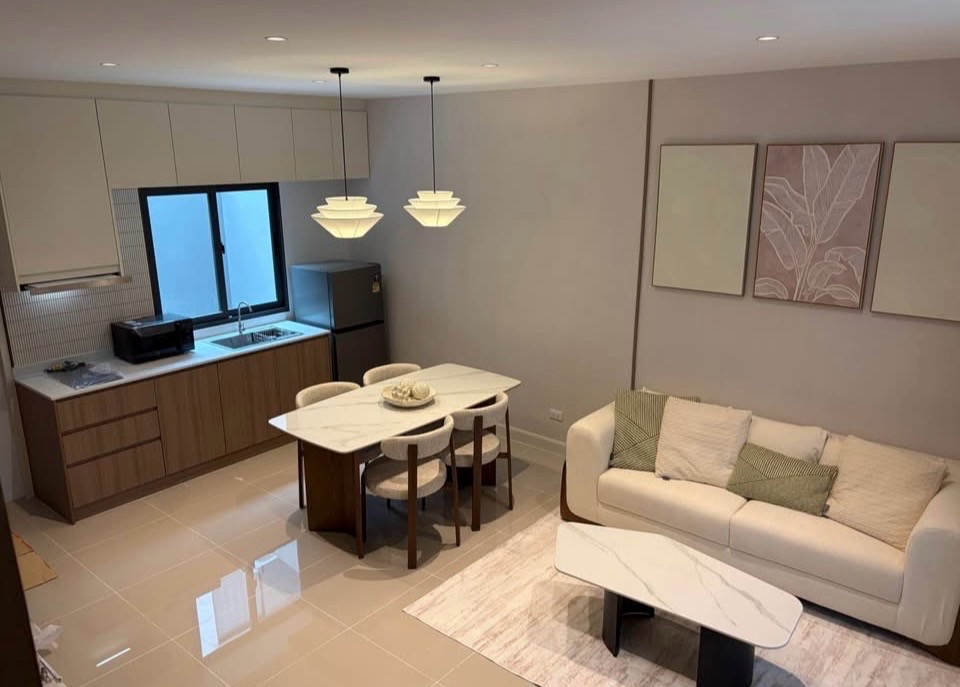 🌟ให้เช่าทาวน์โฮมใหม่ พลีโน่ สุขุมวิท–บางนา 3 บ้านสวย 2 ชั้น 3 ห้องนอน | 2 ห้องน้ำ ตกแต่งสวย เฟอร์นิเจอร์ครบ พร้อมเข้าอยู่💥ค่าเช่า: 38,000 บาท/เดือน – รูปที่ 3