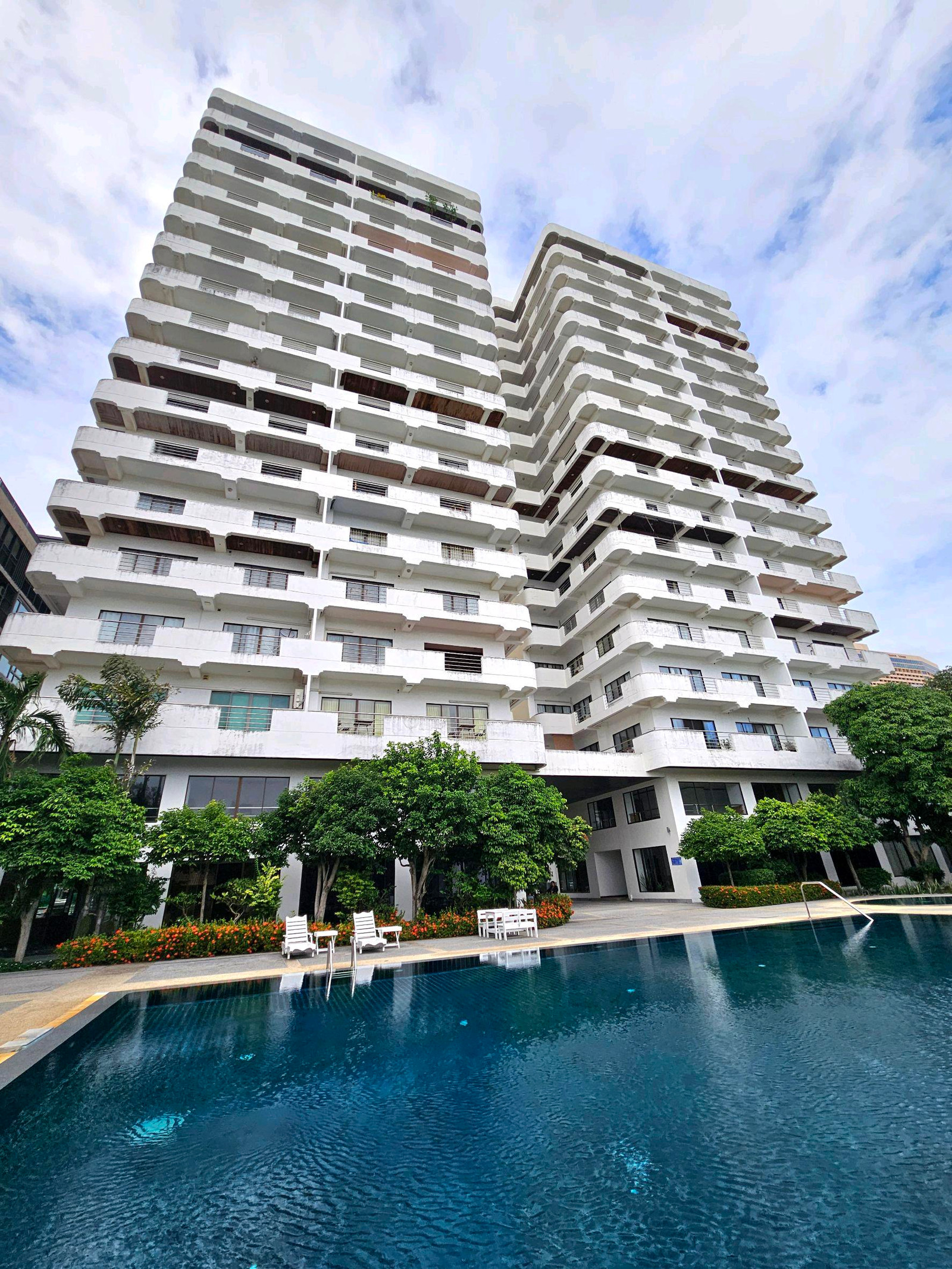 ห้องใหญ่ วิวทะเลขาย&ให้เช่าBeach Villa Viphavadi condominium