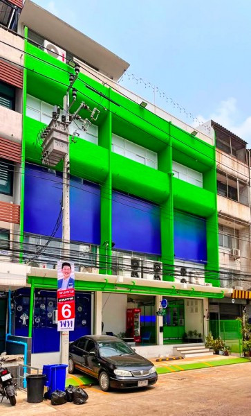 Ramkhamhaeng Hospital 900 m. Sports Authority of Thailand 900 m. 3 adjoining shophouses in a prime R